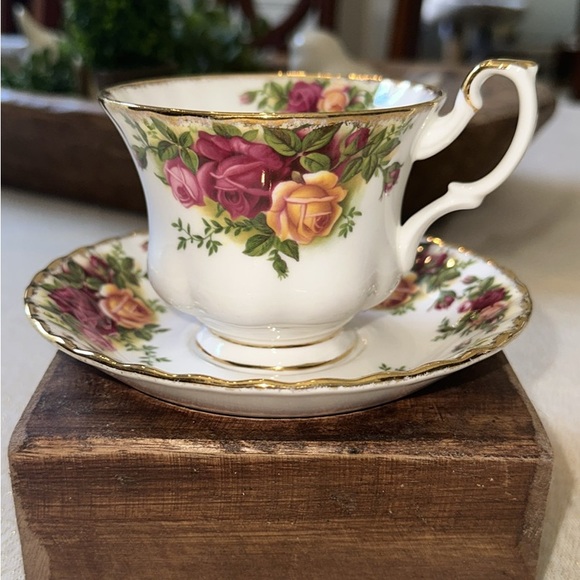 Old Country Roses Royal Albert bone China tea cup and saucer. - Picture 1 of 4